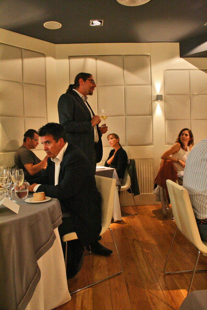 Óscar entusiasmado con los vinos de Bodegas Luis Cañas