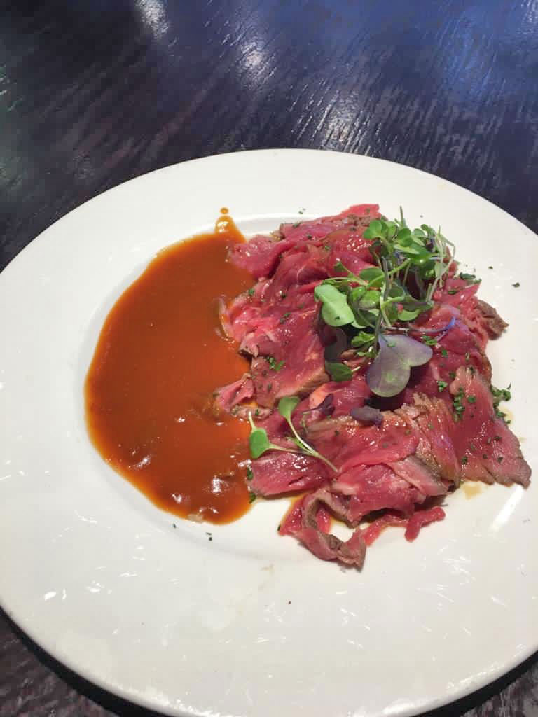 Ensalada de entrecot con salsa kimchi en Viavélez Madrid